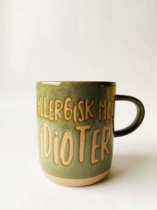 «Allergisk Mot Idioter» Krus